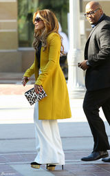 高清组图：詹妮弗-洛佩兹街拍黄色大衣搭配白裤