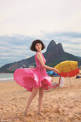 组图：海清沙滩沐浴阳光 裙舞飞扬变微笑女神