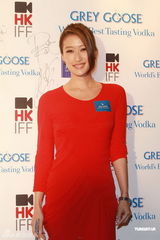 组图：谢婷婷一袭红裙出席酒会艳压全场