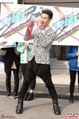 组图：Echo为个唱街头拉票 预告再现“好神舞”