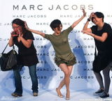 幻灯图集：徐若瑄性感走秀 愚人节装晕倒搞怪 