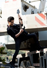 组图：丁子峻片场玩转音乐释放摇滚激情