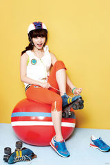 组图：IU携手宋钟基拍运动广告 变清新甜蜜情侣