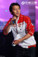 高清图：谢霆锋西安献唱劲爆榜 爱的手势吻别歌迷