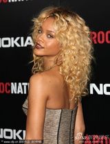 组图：格莱美预热派对 蕾哈娜金色卷发性感狂野