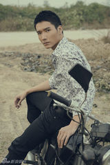 组图：李泰拍户外写真展霸气男人味
