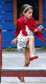 组图：凯蒂-赫尔姆斯带苏瑞玩耍显露母爱