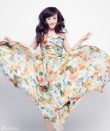 组图：衣珊碎花长裙写真优雅绽放少女纯真