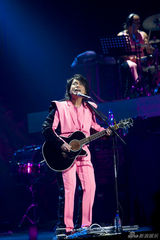 伍佰个唱工体变火星 孙燕姿蔡依林性感助阵(图)