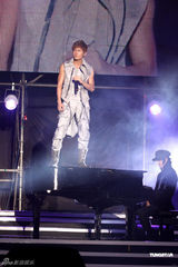 组图：吴克群个唱湿身秀腹肌 和女模互摸掀高潮