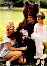 组图：超模凯特-阿普顿田园写真双峰高耸笑容甜美