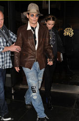 组图：德普陪未婚妻逛书店庆生 送玫瑰表爱意