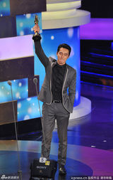组图：周渝民金钟终获视帝 李李仁获奖陶子泪奔