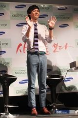 组图：韩星韩孝珠李济勋携手出席电子电影首映式