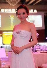 组图：女星孟茜携手姚晨 性感亮相“时尚权力榜”