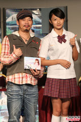 组图：方文山拍电影变开朗 许雅涵成小粉丝取经