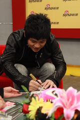 组图：曹格做客聊新碟 认为娱乐圈像动物园