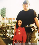 组图：刘欢22岁漂亮女儿狂野自拍照 秀肩部纹身