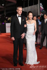 组图：谢欣颖金马红毯酥胸微露秀美钻