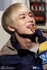 组图：TeenTop拍摄广告写真 精致亮相摄影棚