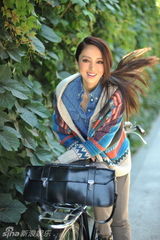 组图：董璇挑战混搭复古风 全新大片展露个性魅力