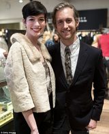 组图:安妮-海瑟薇度假归来 机场热裤黑丝秀美腿