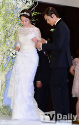 组图：李秉宪李珉廷大婚甜蜜互送吻 群星道贺