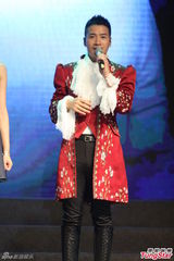 组图：何晟铭否认与于正不和 荷花裙装娘炮献唱