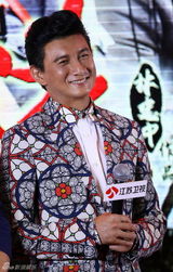 组图：《向着胜利前进》吴奇隆为戏伤痕累累