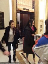 组图：张柏芝桃红衫现身酒店 与粉丝玩贴脸自拍