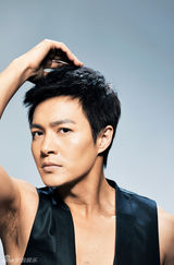 幻灯图：郑国霖半裸镜头性感秀肌肉 野性十足