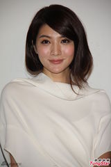 组图：吴亚馨拍宣传照秀美腿 似已走出过去阴影