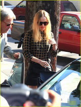 组图：凯特波茨沃斯与老爸外出秀美腿 亲密拥抱