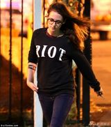 组图：暮光女现身万圣节公园 没精打采两眼无神