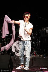 组图：何超仪推新EP携团开唱 感谢老板陈冠希支持