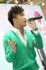 组图：胡杏儿马国明新加坡交流开心互动