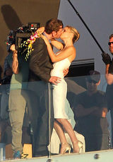 组图： 波特曼与法斯宾德片场再热吻