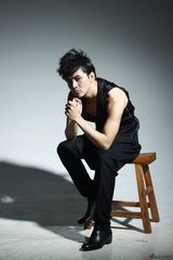 组图：黄明写真变身痞子男 烟熏妆大玩颓废风