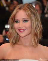 组图：珍妮弗-劳伦斯清爽现身胸部高耸