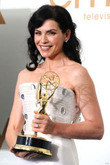 组图：艾美奖后台 玛格丽丝夺视后开心比V