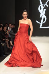 组图：钟丽缇台湾走秀 性感豹纹洋装搭配红唇