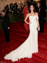 阿尔巴金色长裙赛缪斯 老牌美女波姬-小丝拄拐(图)