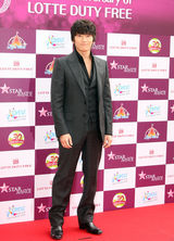 高清组图：宋承宪崔智友rain等出席乐天纪念仪式