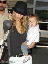 高清组图：杰西卡-阿尔芭携女儿出游 小奥诺不惧镜头
