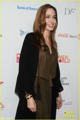 组图：朱莉飘逸薄纱似女神 隐约现底裤性感