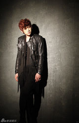 组图：HIT-5拍黑色系写真 乖乖男变酷型魅男