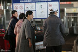 组图：崔健倪虹洁机场同行 低头耳语举止亲密