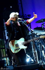 组图：崔健北京开唱掀怀旧回忆 高喊摇滚无末日