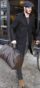 组图：贝克汉姆巴黎探望贝嫂 英气凸显不逊男模