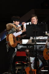 高清组图：何韵诗不改帅气风格 蘑菇头中性开唱